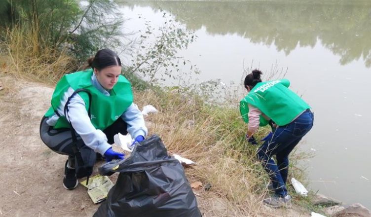 El Paseo Conexión limpia la ribera del Guadalquivir y refuerza el compromiso con el cuidado del planeta