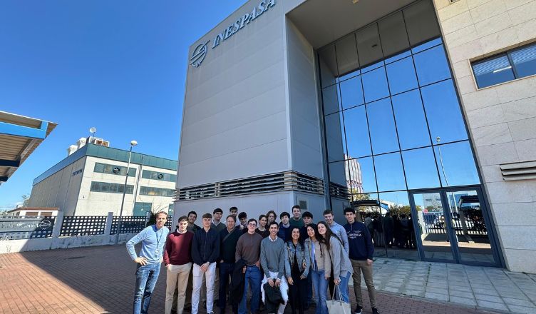 Estudiantes de Ingeniería Aeroespacial de la Universidad Loyola visitan INESPASA para conocer de primera mano los procesos de fabricación aeronáutica