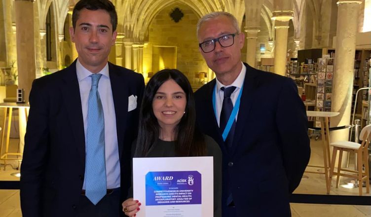 La doctoranda María Sierra Rey obtiene un premio en el Congreso de ACIEK en París por una comunicación sobre la salud mental de los profesores universitarios