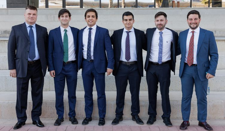 Vladyslav con sus companeros en la graduacion del master