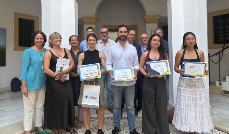 África Guerrero gana el VI Certamen ‘Artistas Emergentes’ de la Universidad Loyola con su obra “Escenografía de un Simulacro”